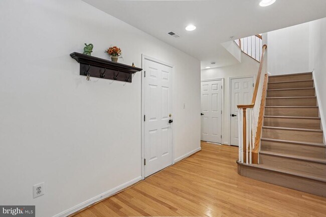 Photo - 46 Waddington Ln