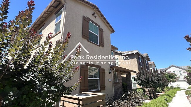 Updated 3bd/2.5ba Roseville Home with 2 Ca... - Updated 3bd/2.5ba Roseville Home with 2 Ca...