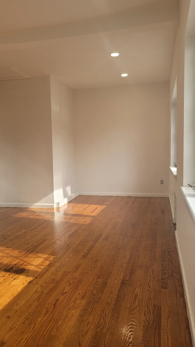 549 Fern Ave Apartments Unit 2nd Floor Lyndhurst, NJ