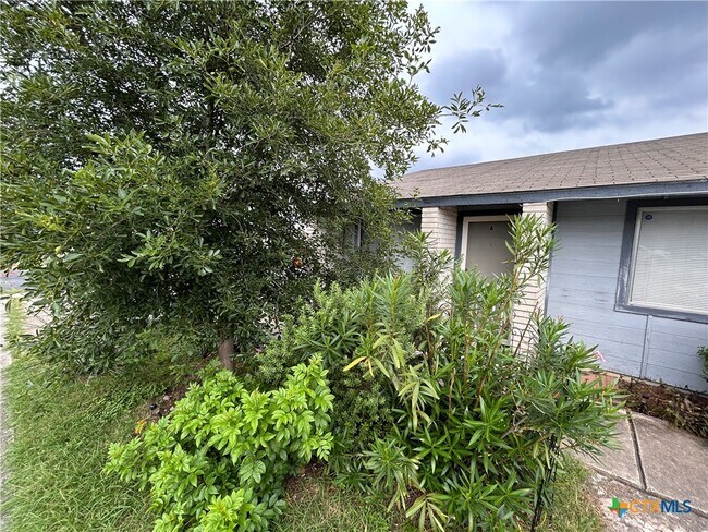 Building Photo - 2208 Corona Dr Unit A