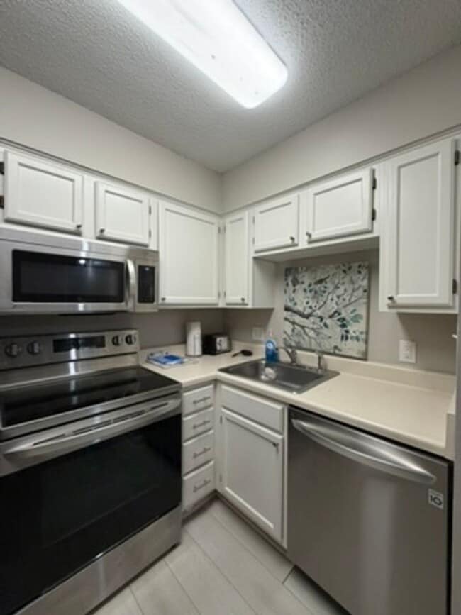Building Photo - MOVE IN SPECIAL-- 50% OFF FIRST MONTHS RENT-- Furnished OR Unfurnished Studio in Miramar Beach!
