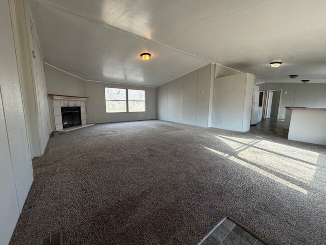 Building Photo - Huge 4 bed for only 1400?!?!