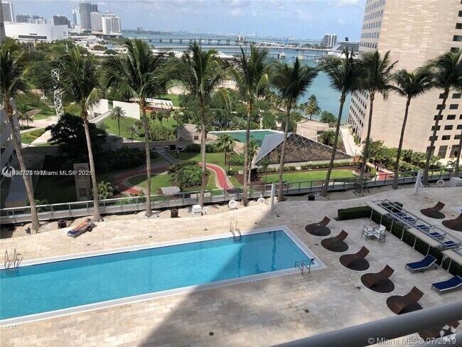 Building Photo - 325 S Biscayne Blvd Unit 1716 Rental