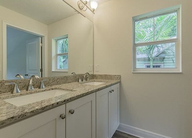 Photo - 305 W Gladys St