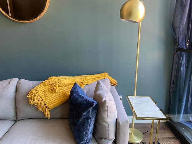 Building Photo - 624 King St W Unit 325