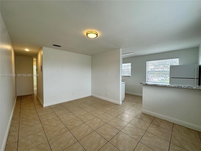 Building Photo - 5621 SW 36th Ct Unit 201