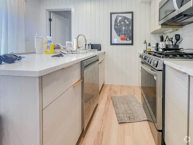 Building Photo - 92 Chelsea St Unit 2 Rental