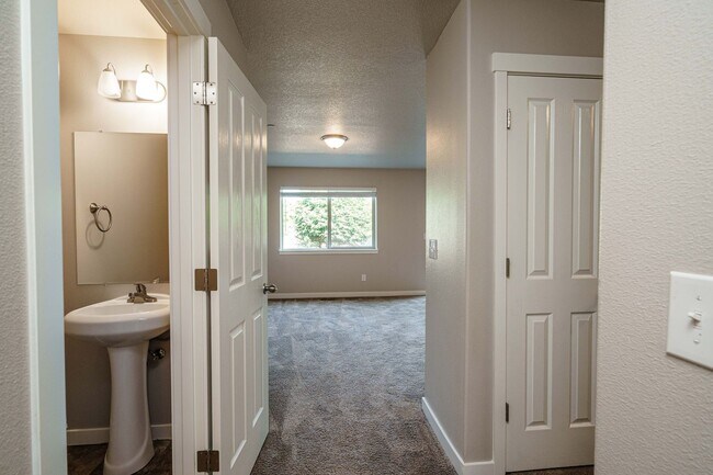 Photo - Easy I-205 Access - 3 Bedroom 2.5 Bath Townhouse