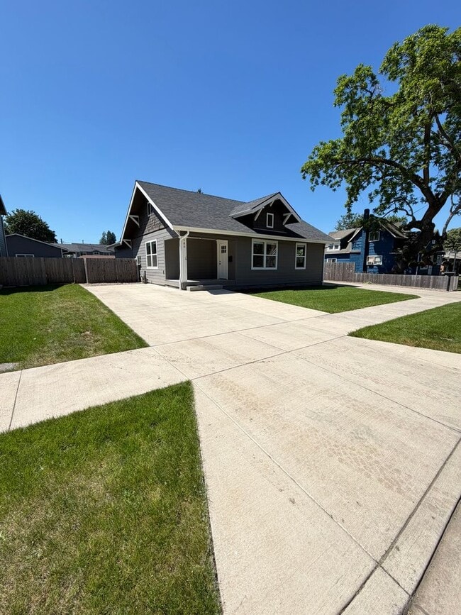 Building Photo - Remodeled 3 Bedroom House!