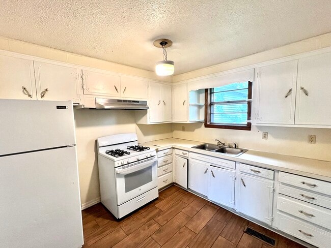 Photo - 619 W 3rd St