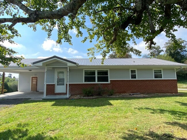 3 Bedroom 1 Bathroom House with carport on... - 3 Bedroom 1 Bathroom House with carport on...
