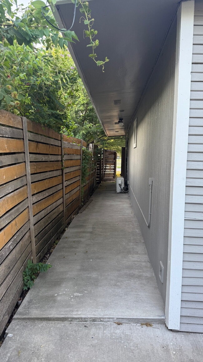 Photo - Cozy Studio for Rent — Prime Dignowity Location! Unit B