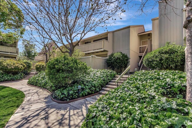 Building Photo - Condo Living w/ Swimming Pool l Convenient... Unit G