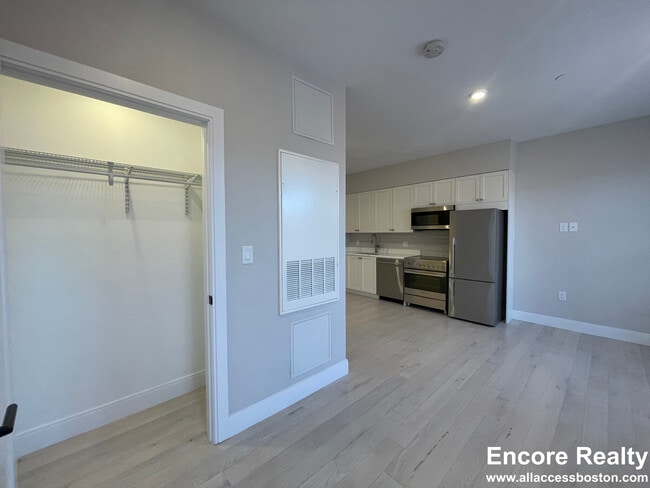 Building Photo - 190 Green St Unit 402 Rental