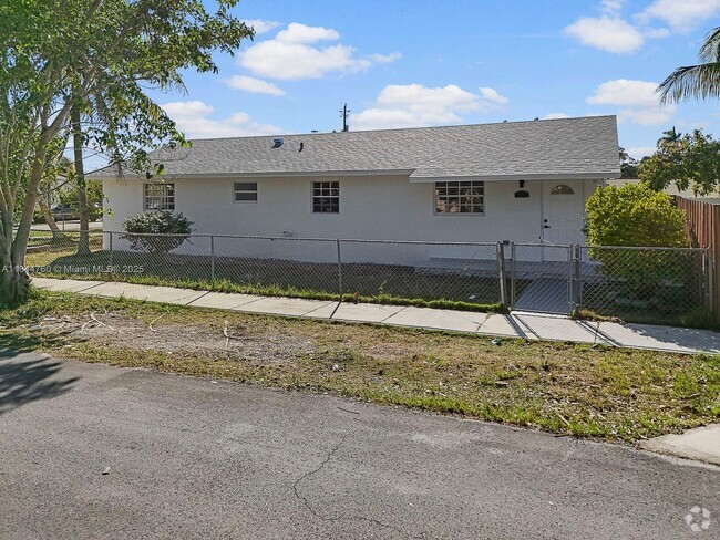 Building Photo - 139 NE 17th St Rental