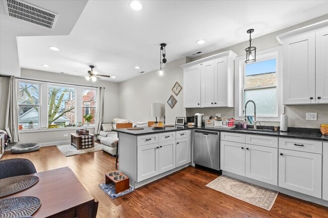 Photo - 2418 W Medill Ave Unit 002z