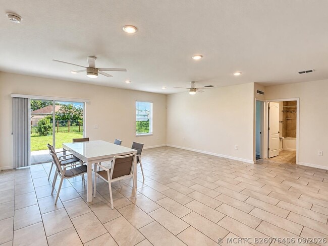 1025 SW Sarto Ln