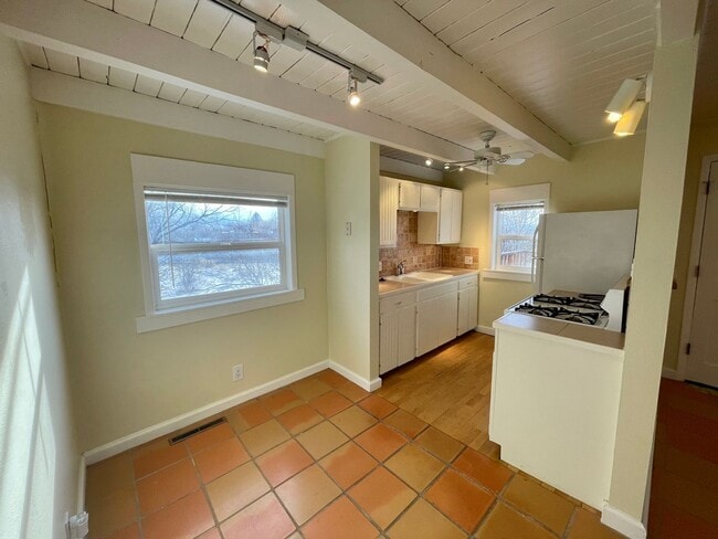 Building Photo - 410 Sunset St Unit 3