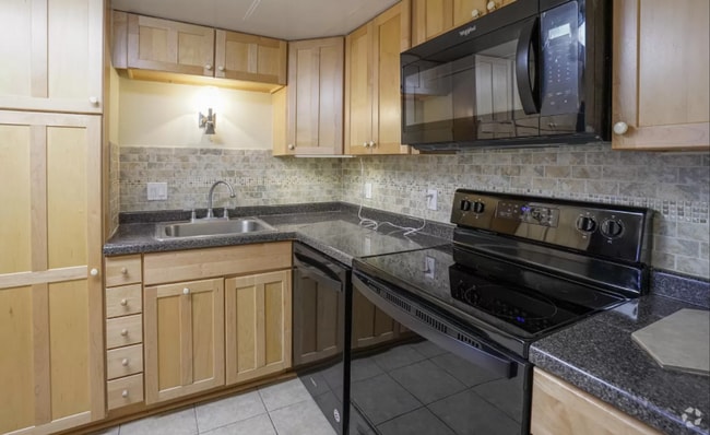 Building Photo - 3 Bedroom, 2 Bathroom Condo in Downtown!