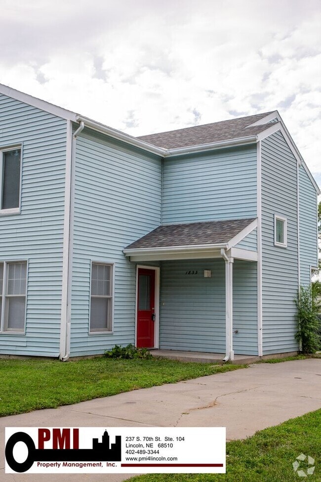 Building Photo - 3 Bedroom and 1.5 bathroom Duplex Coming S... Rental