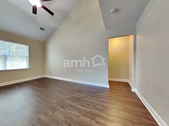 Photo - 830 Hyacinth Cir