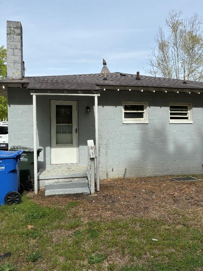 Photo - 717 Harper St E