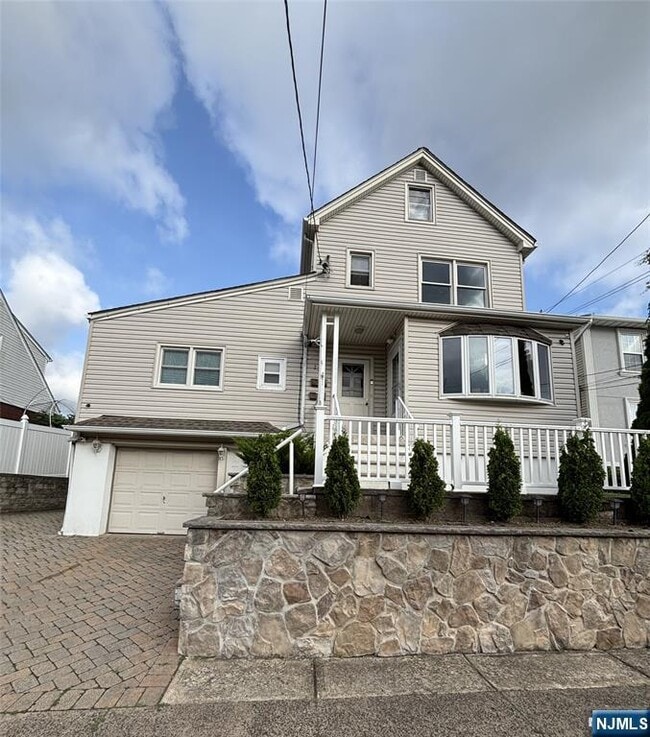 Building Photo - 129 Burns Ave Unit 2-2 Rental