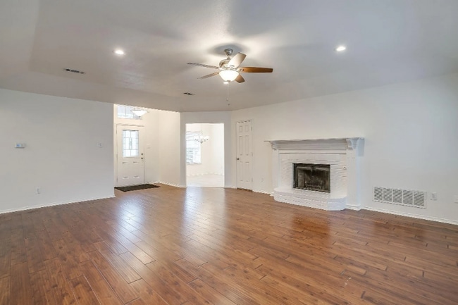 Photo - 701 Stonebrooke Dr