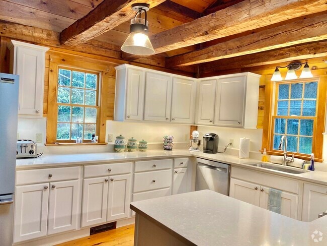 Building Photo - 867 Quaker St Rental