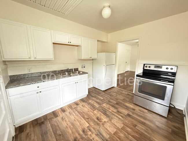 Photo - 981 Chatwood St
