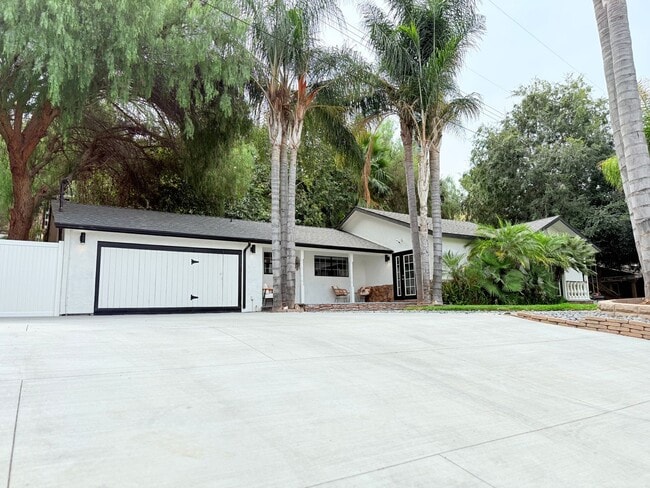 Building Photo - Luxury 3-Bedroom + Bonus Room Home in Gate...