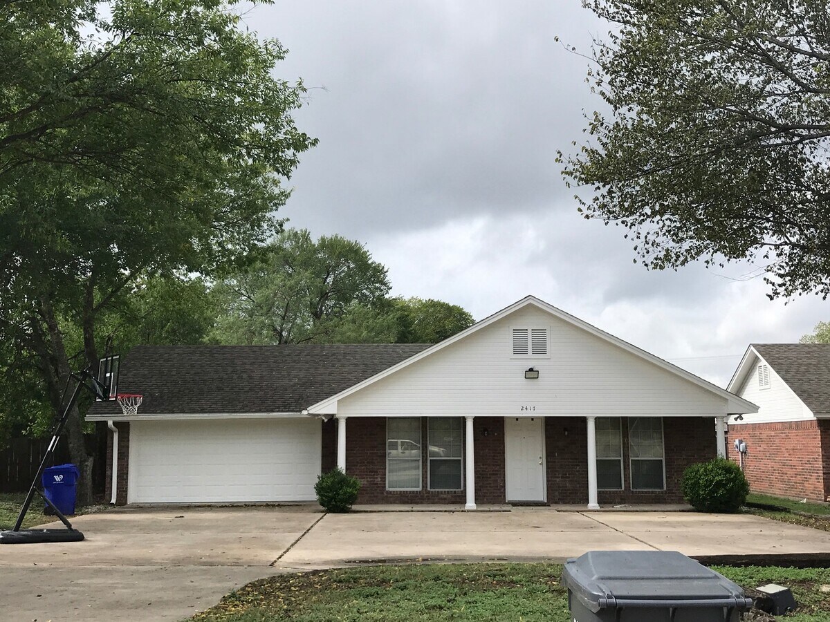 Spacious 4/4 House with Yard in the Baylor... - Spacious 4/4 House with Yard in the Baylor...