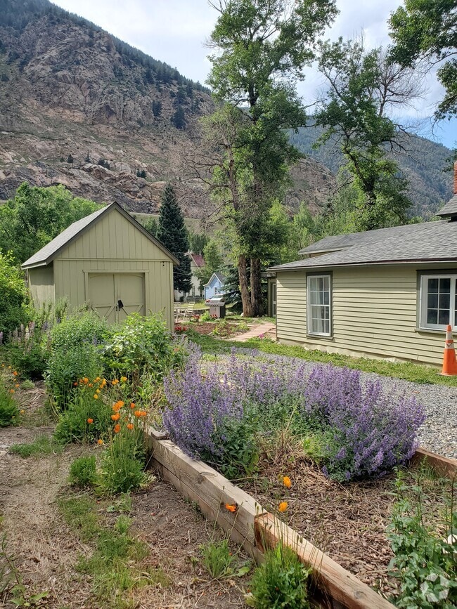Building Photo - 911 Taos St Rental