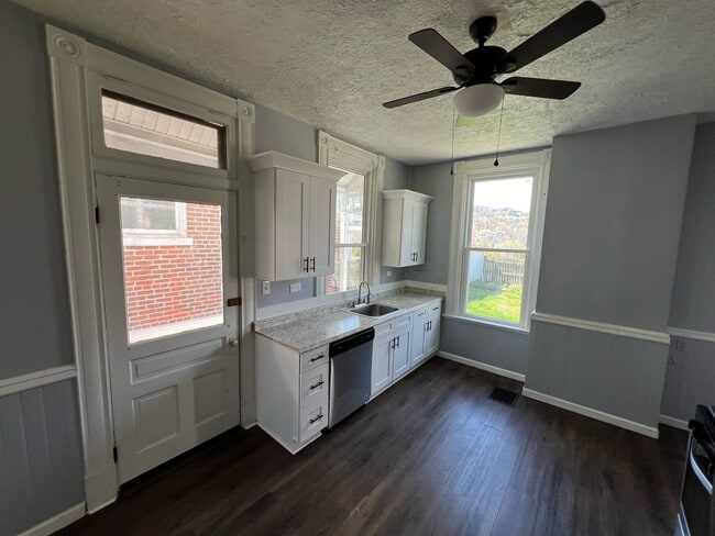 Photo - 1535 St Clair St