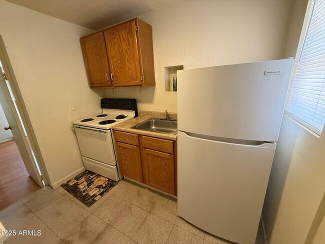 Photo - 1249 E 10th St Unit Rear