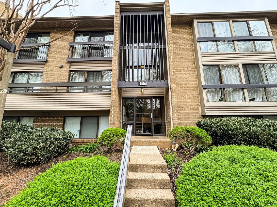 Sun-filled 2 Bed 2 Bath Condo With Private... - Sun-filled 2 Bed 2 Bath Condo With Private...