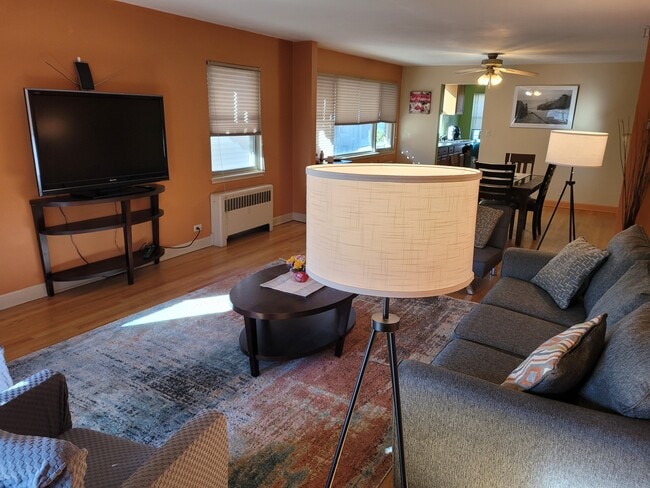 Photo - 3044 W Addison St