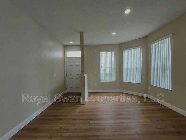 Photo - 611 Grasslands Village Cir