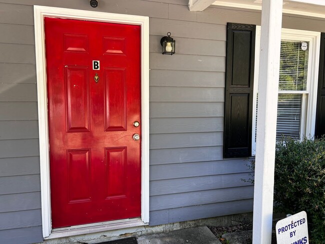 Building Photo - 652-B WHITEHALL RD | 2 BED 2 BATH AVAILABL... Rental