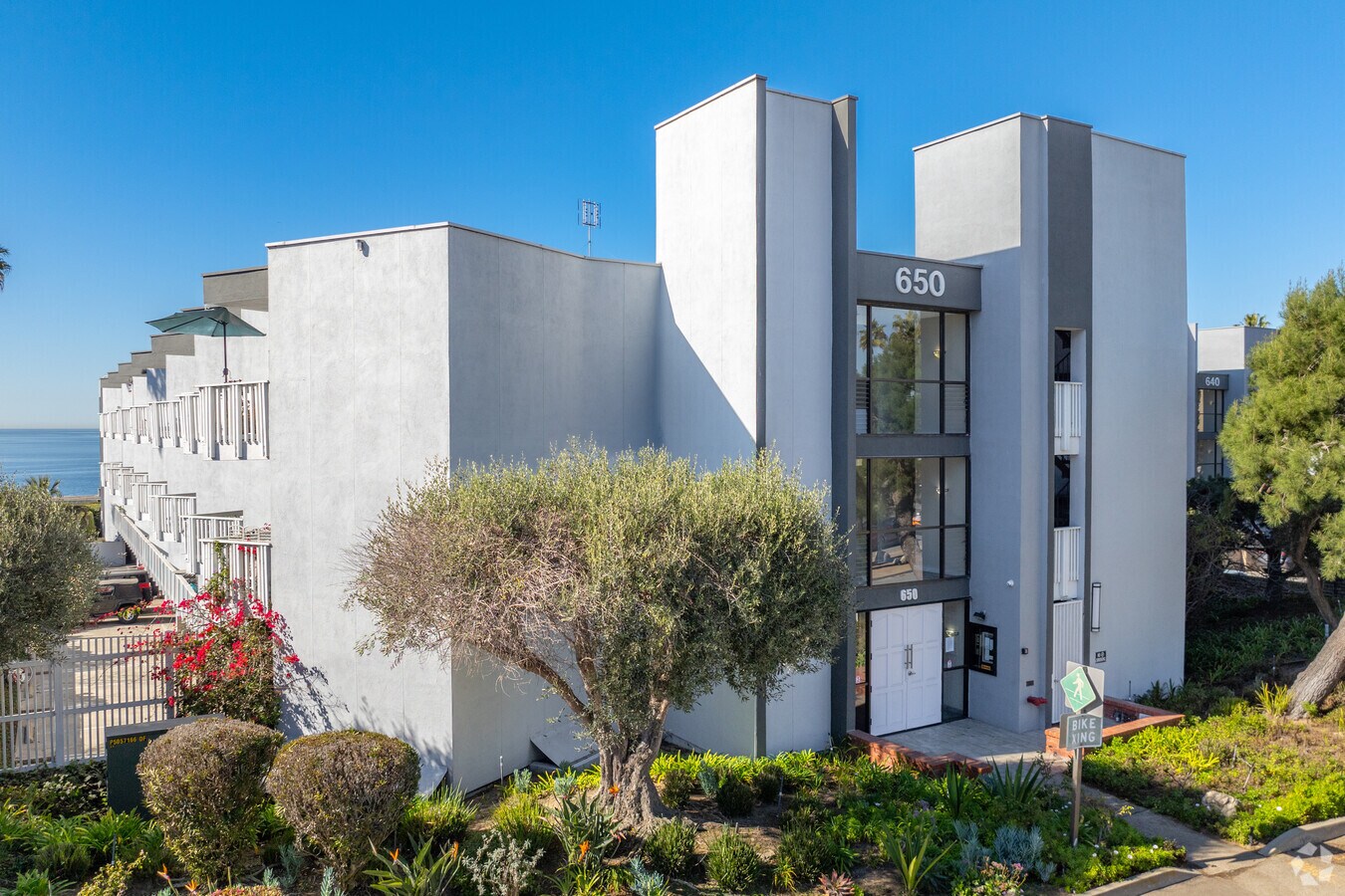 Photo - 610-660 The Village