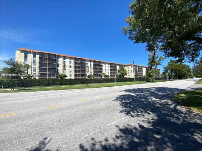 Building Photo - 16851 NE 23rd Ave Unit A108