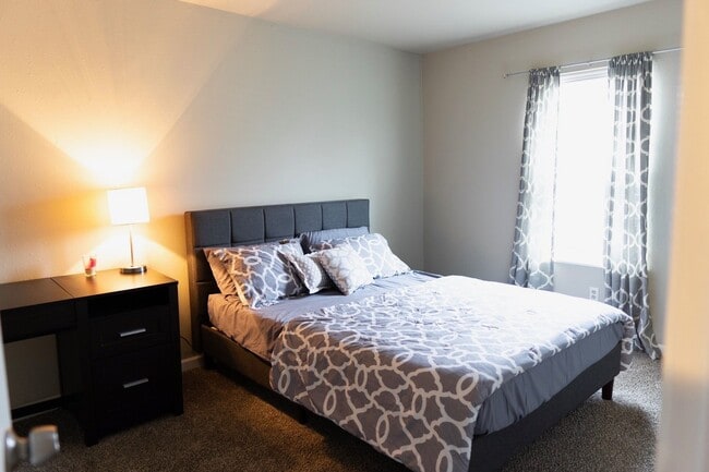Cherry Hill Apartments Bedroom