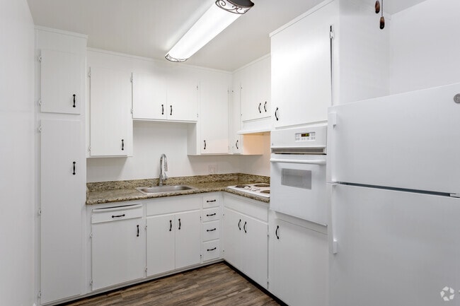 1BR, 1BA - 700SF - Kitchen - Royal Palms Apartments