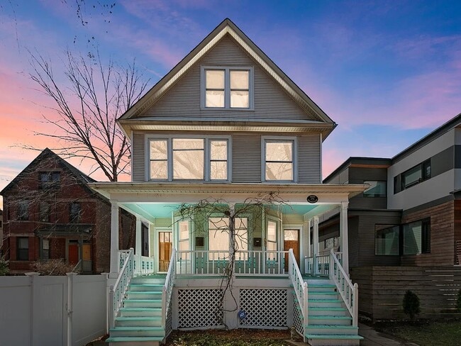 Photo - 6070 N Hermitage Ave Townhome