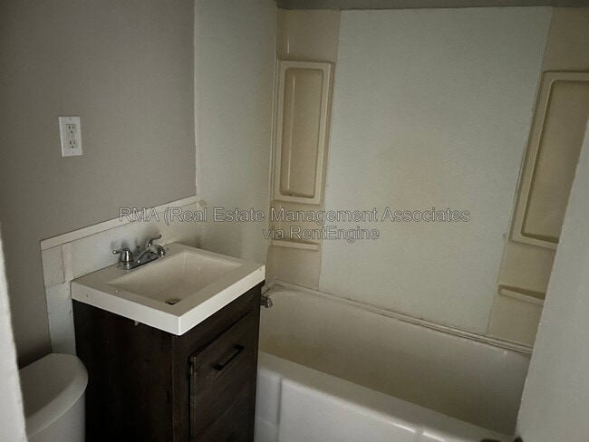 Photo - 1001 W College St Ext