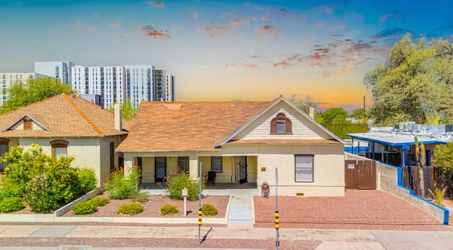 Front unit with parking, private gate to backyard - 311 N 3rd Ave