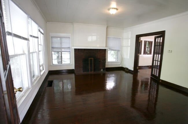 Building Photo - *2027* 4 Bed House!! Great Spot!!