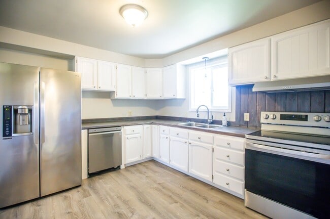 Photo - 2 Bedroom 1 Bath SE Salem Home ** Large Fenced In Yard