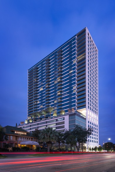 Conveniently located in Montrose, offering impressive Houston views and easy access to downtown and the Houston Medical Center