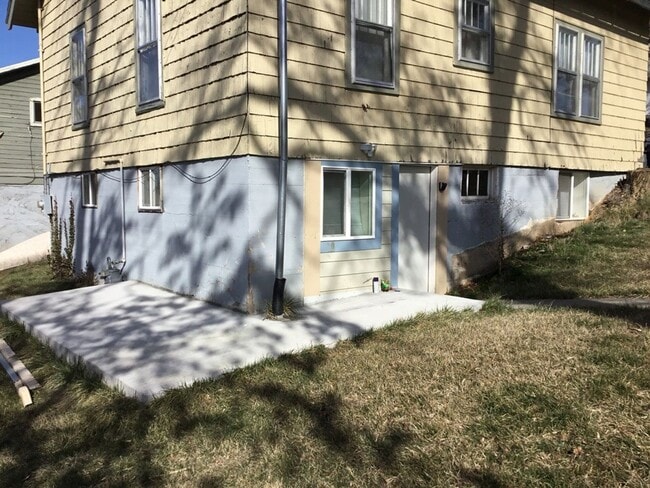 Building Photo - 627 S Jefferson St Unit Lower